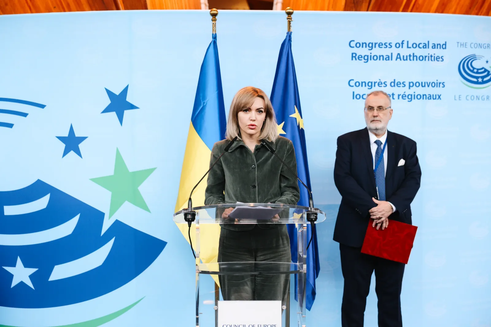 Prise de parole devant l’identité événementielle du Congrès